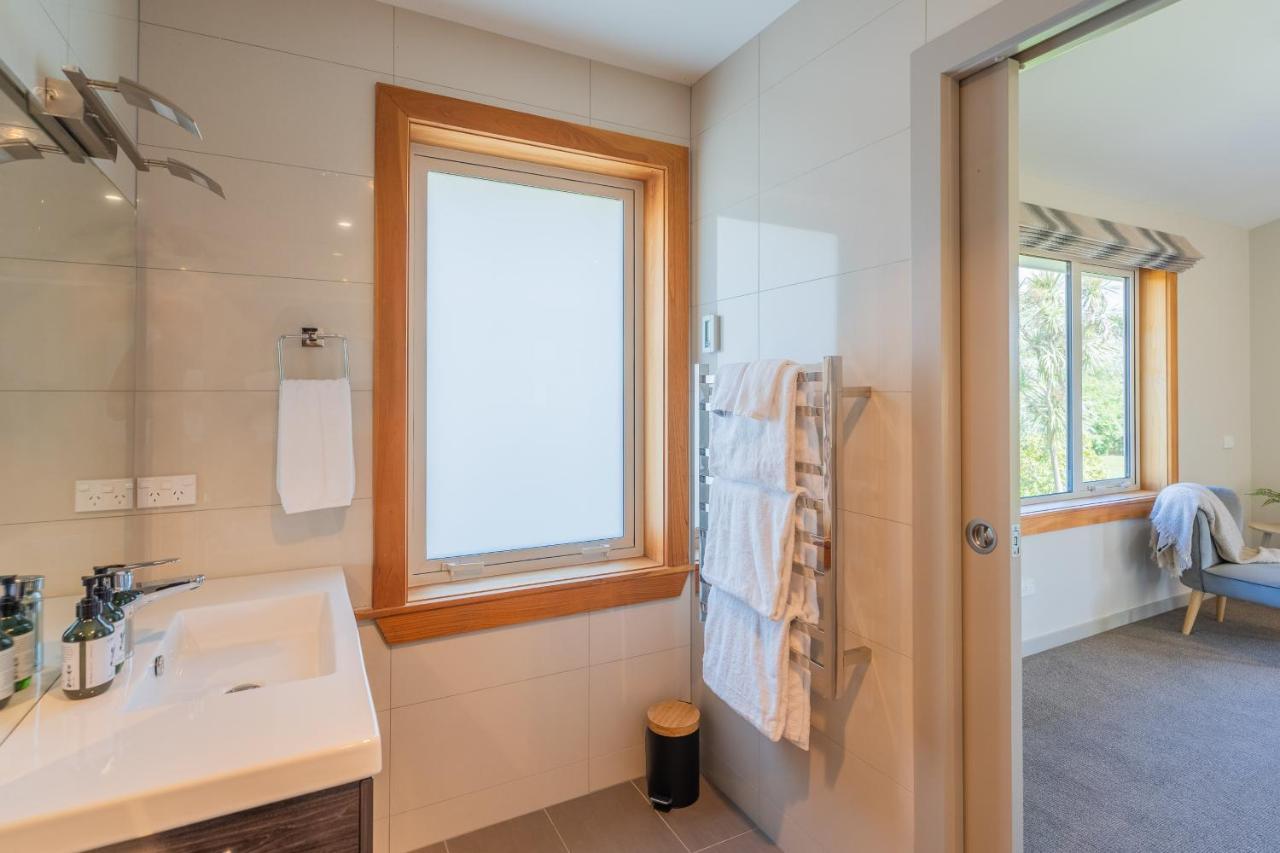 Anam Cara Gardens Luxury Villa Private Bedrooms And Ensuite Bathrooms Sleeps 9 Otaki Ngoại thất bức ảnh